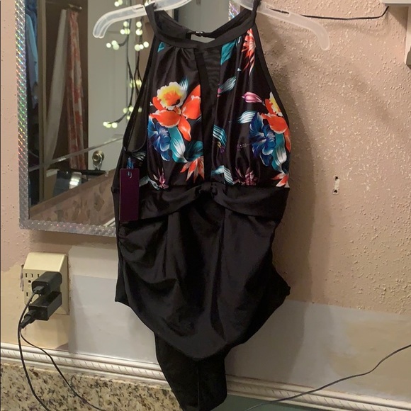 One piece ladies swimsuit with tags - Picture 1 of 2